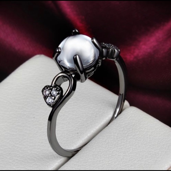 Black Gold Clear Round Stone Twisted Heart Ring - Picture 3 of 9